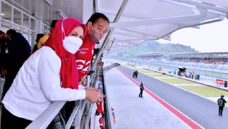 Presiden Jokowi Turun ke Paddock, Penonton Teriakkan 'Indonesia!'