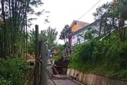 Longsor Robohkan Kamar Mandi SMP di Brebes, Bangunan Terseret ke Sungai